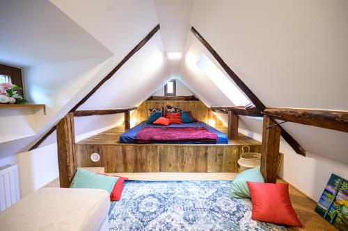 Zimmer mit einem Bett im Dachgeschoss in der Unterkunft Babaház in Pécs