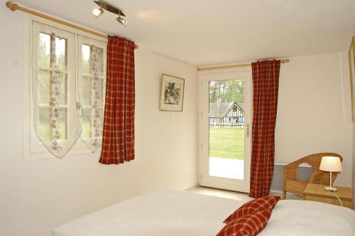 - une chambre avec un lit et une fenêtre dans l'établissement Gite Domaine de la Mésange, à Le Mesnil-Durand