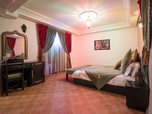 1 dormitorio con cama, tocador y espejo en Suite Royale Ambassador - Jade en Marrakech