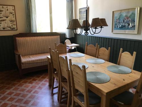 a dining room with a wooden table and chairs at Rytterne Kyrkskola in Sorby