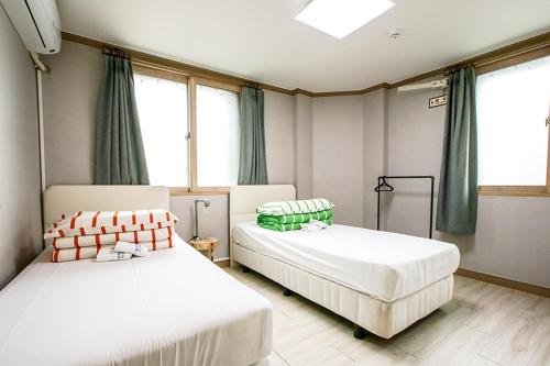 Postel nebo postele na pokoji v ubytování K Guesthouse