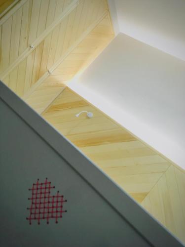 a room with wooden floors and a ceiling with a drawer at Tornácos Hotel - Hegykő in Hegykő
