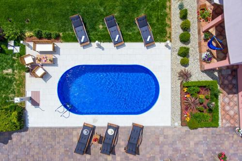 Výhled na bazén z ubytování Holiday villa Rita , ideal for families, pool, large childrens playground nebo okolí