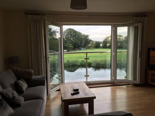 Ruang duduk di Penthouse Apartment On The River - 65 Skipper Way