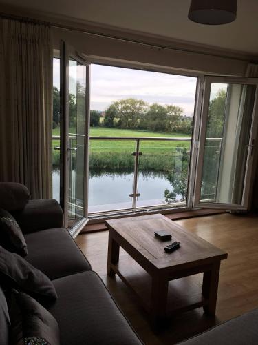 Ruang duduk di Penthouse Apartment On The River - 65 Skipper Way