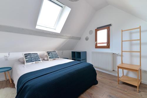 une chambre avec un lit et deux fenêtres dans l'établissement Appartement L'Authentique de la Petite Venise, à Colmar