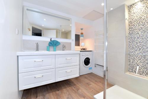 une salle de bain avec un lavabo et une machine à laver dans l'établissement Appartement L'Authentique de la Petite Venise, à Colmar