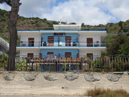マッゼオにあるChrisMare Hotelの白青の建物
