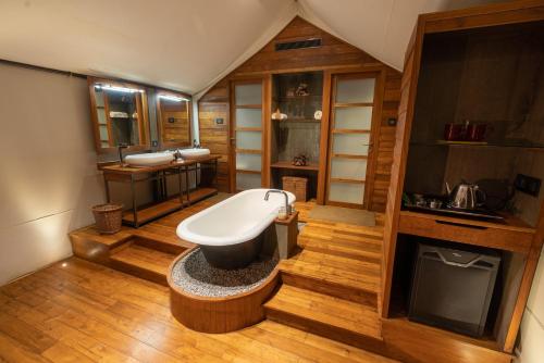 Bathroom sa Kaav Safari Lodge, Kabini