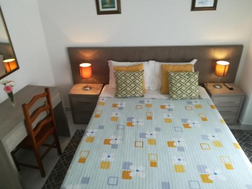 Кровать или кровати в номере Hospedaria Sãozinha