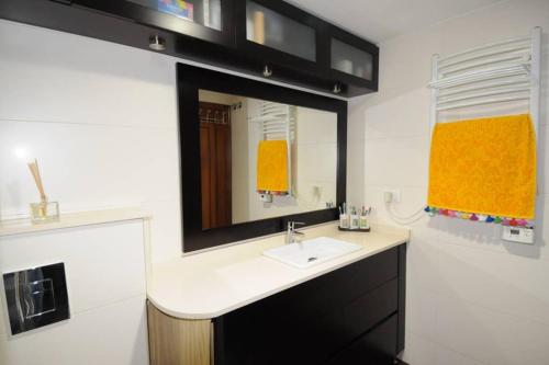 een badkamer met een wastafel en een spiegel bij A Coruña - Playa Santa Cristina, Perillo-Oleiros in Oleiros
