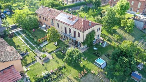 an overhead view of a large house with a yard at Cascina Vicentini in Alfiano Natta