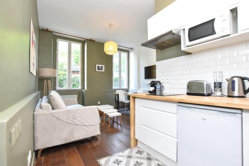 une cuisine et un salon avec un comptoir dans l'établissement Cosy apartment - 1BR-4P - Place de la Bastille, à Paris