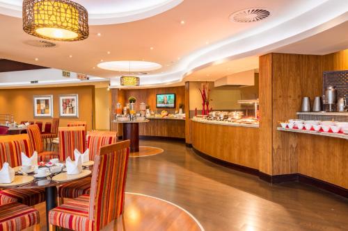 a restaurant with tables and chairs and a bar at City Lodge Hotel Hatfield, Pretoria in Pretoria