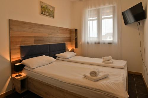 - une chambre avec un lit et 2 serviettes dans l'établissement The View Zlatibor Hills, à Zlatibor