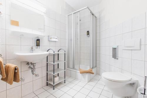 ein Bad mit einem WC, einem Waschbecken und einer Dusche in der Unterkunft WAGNERS Seehotel Schleusingen in Schleusingen