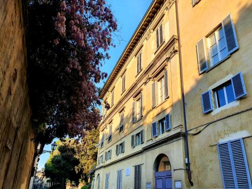 a building with a bunch of windows on a street at Hotel Annalena in Florence