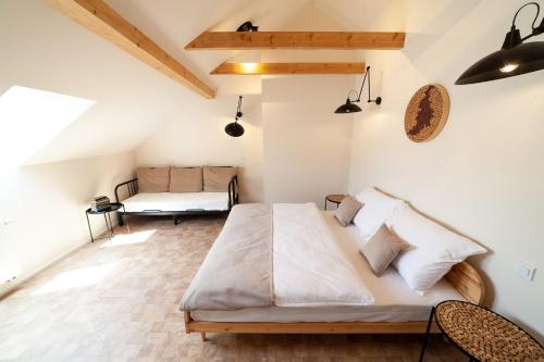 1 dormitorio con 1 cama grande y 1 sofá en Apartmány Dačický 2 en Kutná Hora
