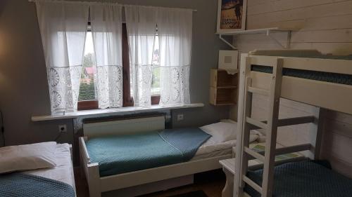 Двухъярусная кровать или двухъярусные кровати в номере Ośrodek Wypoczynkowy Regle