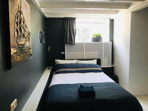 1 dormitorio con cama y ventana en Homestay Harlingen, en Harlingen