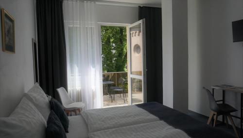 Hotel Metropol CB في تشيسكي بوديوفيتسه: غرفة نوم بسرير وباب للباحة