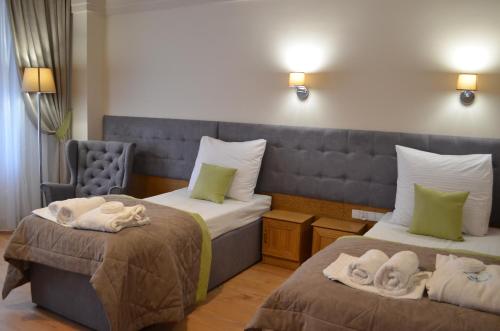 pokój hotelowy z 2 łóżkami i ręcznikami w obiekcie Solanki Medical SPA w mieście Inowrocław