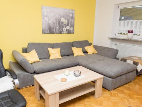 a living room with a couch and a coffee table at Ferienwohnung Lemke in Donaueschingen