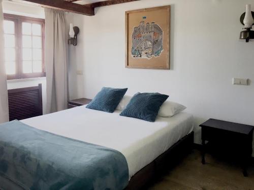 เตียงในห้องที่ Rainha Santa Isabel - Óbidos History Hotel