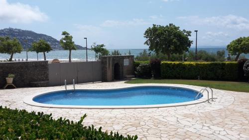 Bazén v ubytování DAVANT MAR - Apartamento con terraza a pie de playa nebo v jeho okolí