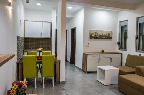 cocina y sala de estar con mesa y sillas en BUZUKU Apartments Liman (Mediterraneo), en Ulcinj