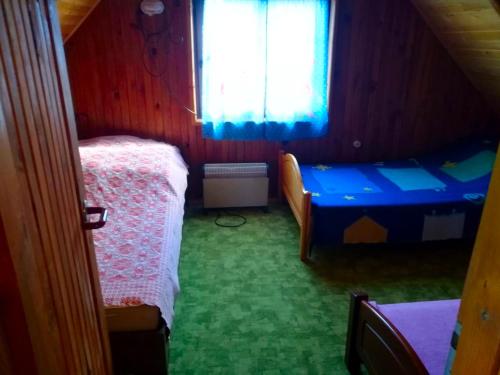 เตียงในห้องที่ Gowidlino - Domek Letniskowy nad Jeziorem