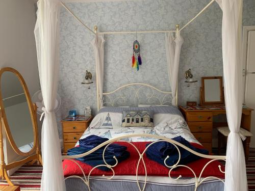 Ένα ή περισσότερα κρεβάτια σε δωμάτιο στο The Lyndsay Guest House