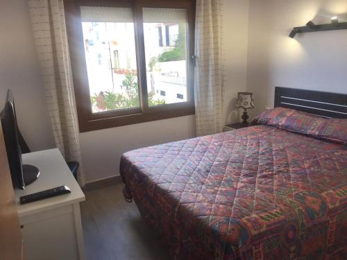 カレリャ・デ・パラフルジェリにあるVoramar Aのベッドルーム(ベッド1台、窓付)