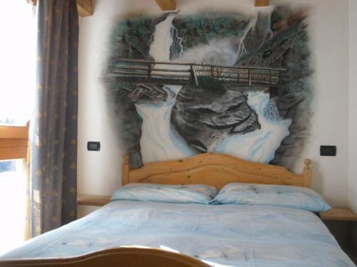 a bedroom with a bed with a painting on the wall at Chalet Mas del Toni in Rabbi