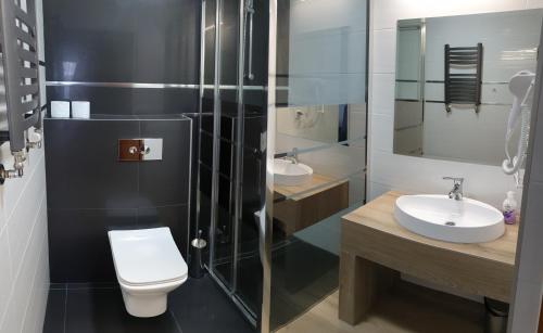 Bilik mandi di Hotel Bursztynowy