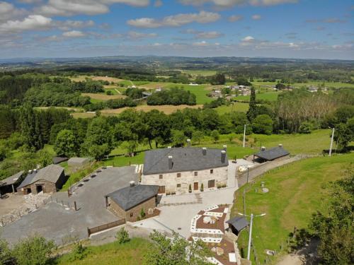 uma vista aérea de uma antiga casa num campo em Casa Toirán em Láncara