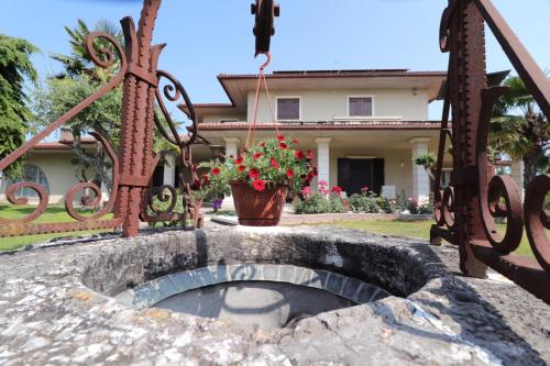 a stone fountain in front of a house at B&B Villa Verona Bike in Buttapietra
