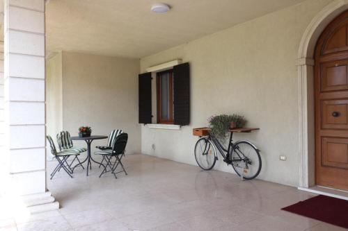 a bike parked in a room with a table and chairs at B&B Villa Verona Bike in Buttapietra