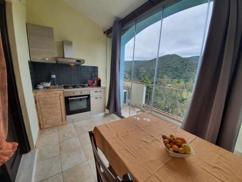 uma cozinha com uma mesa com uma taça de fruta em Hotel Valle del Cedrino em Galtellì