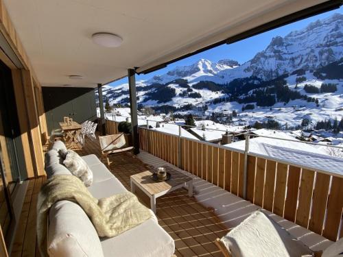 Elle comprend un balcon offrant une vue sur une montagne enneigée. dans l'établissement Apartment Alpenrose by Interhome, à Adelboden