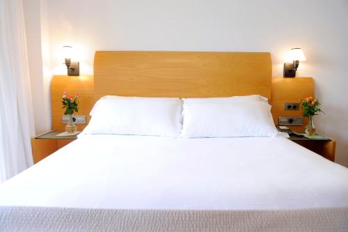 Postel nebo postele na pokoji v ubytování Hotel El Churra