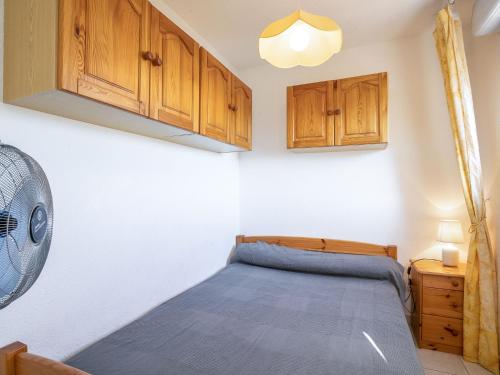 - une chambre avec un lit et des placards en bois dans l'établissement Apartment Terrasse du Soleil by Interhome, au Grau-du-Roi