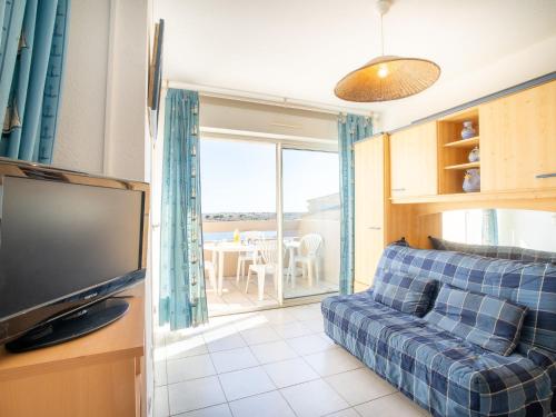 un salon avec un canapé et une télévision dans l'établissement Apartment Terrasse du Soleil by Interhome, au Grau-du-Roi