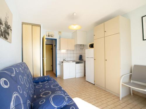 ein Wohnzimmer mit einem Sofa und einer Küche in der Unterkunft Studio Floralies I-4 by Interhome in Le Grau-du-Roi