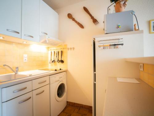 une petite cuisine avec un lave-linge. dans l'établissement Studio La Croisière-7 by Interhome, au Grau-du-Roi