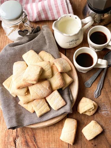 a plate of biscuits on a table with cups of coffee at Giadera penthouse 5terreparco in Riomaggiore