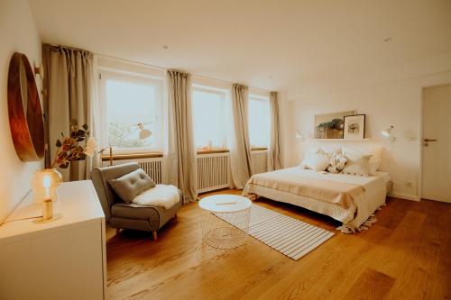 1 dormitorio con 1 cama y 1 silla en Am Alsterpark, en Hamburgo