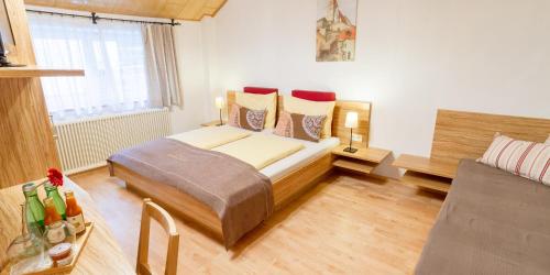 Ένα ή περισσότερα κρεβάτια σε δωμάτιο στο Pension Gästehaus Heller