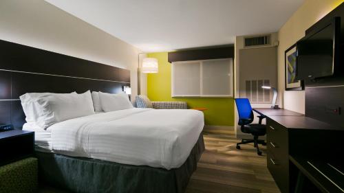 Un ou plusieurs lits dans un hébergement de l'établissement Holiday Inn Express Hotels & Suites Burlington, an IHG Hotel