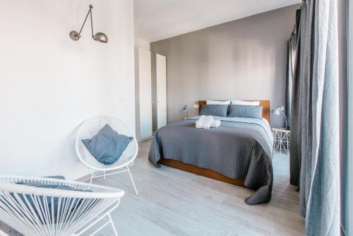 Postel nebo postele na pokoji v ubytování AD32 Apartamento Luminoso a los pies del Puente de Triana